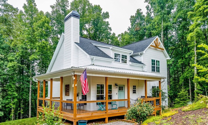 Hendersonville House | Secluded home on 5+ acres tucked within wineries & apple orchards