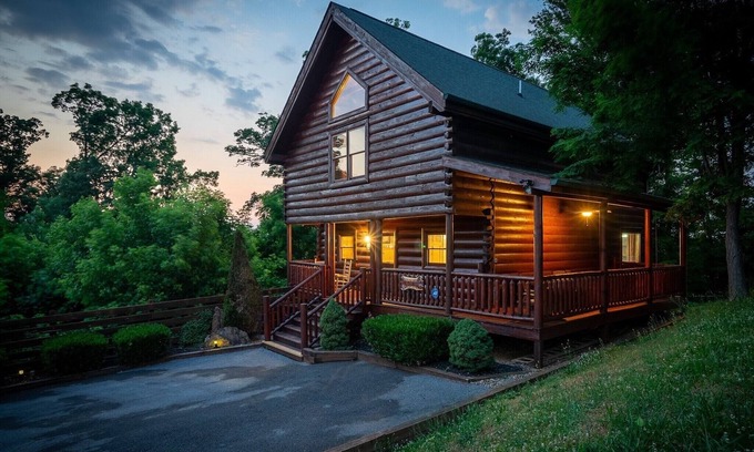 Sevierville Cabin | ⭐ SECLUDED HOT TUB GAME ROOM LOCATION EASY ROADS! ⭐