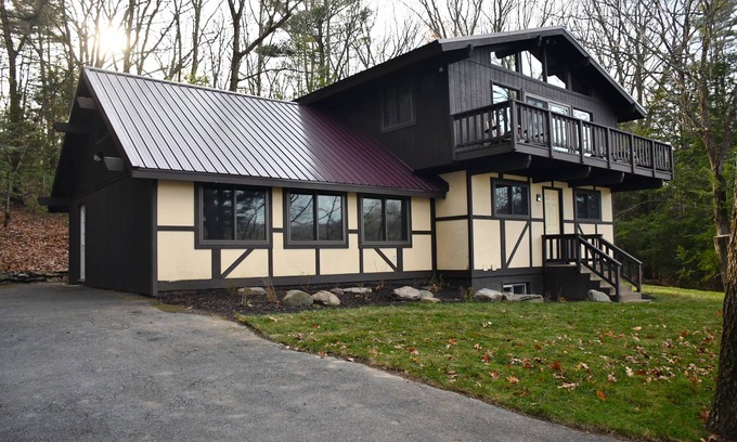 Reeders House | Secluded House in the Poconos with two private floors and a beautiful lake view!