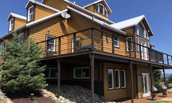 Granite County House | Secluded house with beautiful view of Lake