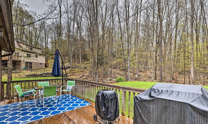 Greentown Cottage | Secluded Lake Ariel Hideaway w/ Deck & Pool Access