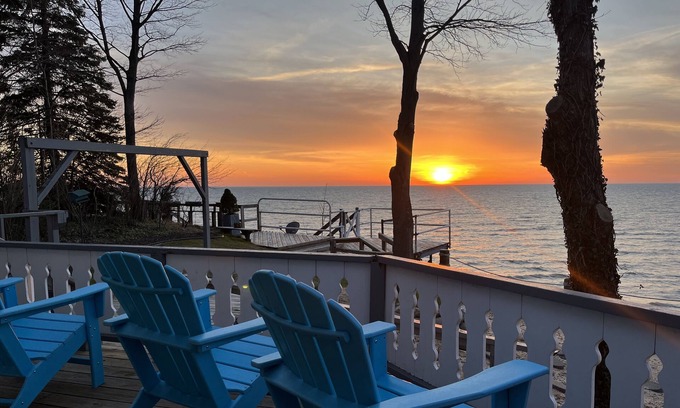 South Haven Cottage | Secluded Lake Michigan Retreat Stunning Sunsets, Beach Access