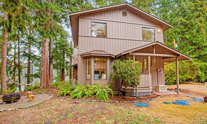 Langley House | Secluded lakefront home with fast WiFi, dock, paddleboards, deck & fire table