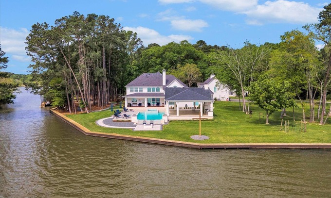 Montgomery House | SECLUDED LUXURY LAKEFRONT ESTATE. WOODED 2.6 ACRES OF PEACE AND RELAXATION.