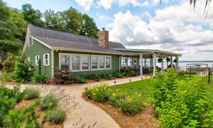 Summerton House | Secluded Luxury Lake house w/ private dock!