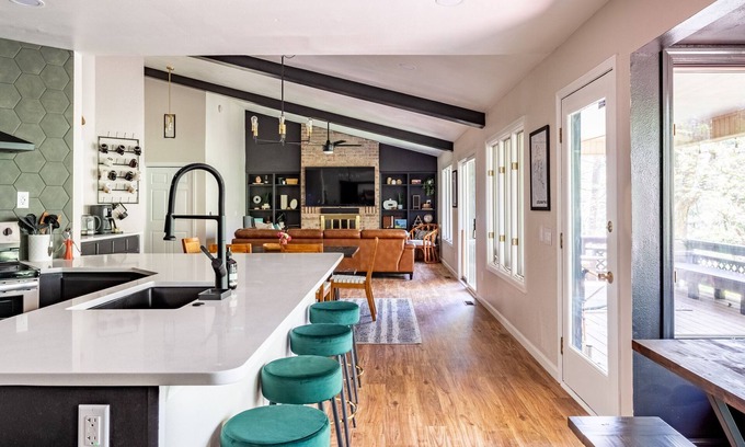 Bella Vista House | Secluded Mod Lodge - On Trail Near Waterfall - 2 King Suites!