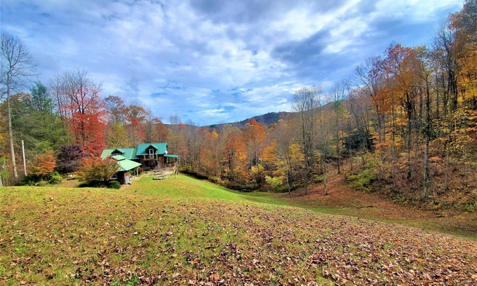 Spruce Pine House | Secluded mountain cabin w. amazing views on 12 acres 3 miles to Blue Ridge Pkwy!