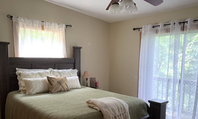 Wiley Cabin | Secluded Mountain Cabin- 10 minutes from great shopping and dining!
