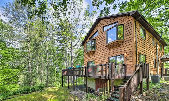 Clyde House | Secluded, Mountaintop Getaway w/ Fire Pit!