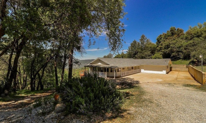 Columbia House | Secluded Remodeled Home on 5 Acres Near Columbia State Park