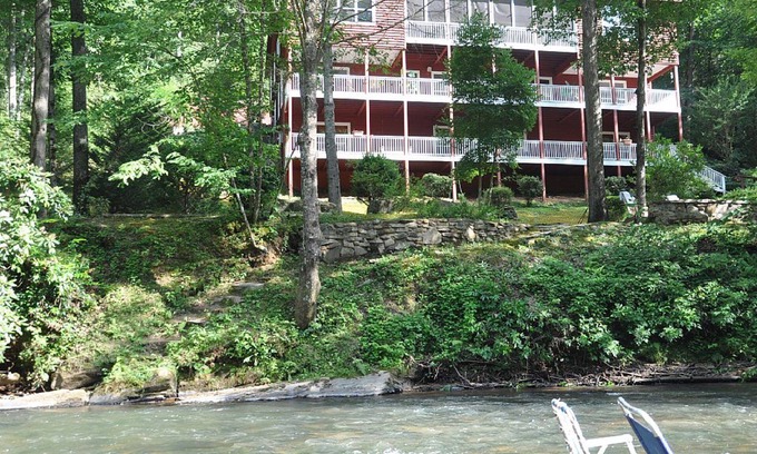 Dahlonega House | Secluded riverfront getaway in heart of wine country. 5 bedrooms & 5 bathrooms