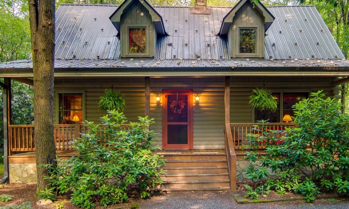 Burnsville Cottage | Secluded & Rustic Cabin on South Toe River!