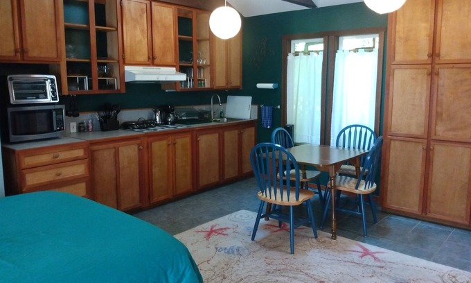 Kingston Apartment | Secluded Studio-10 minutes from Kingston ferry dock