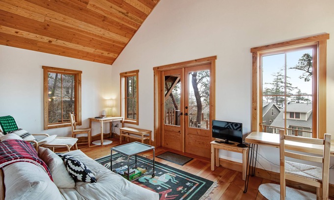 Eastsound Cabin | Secluded & stylish eco love nest right in town - perfect for work & play