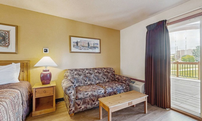 Wisconsin Dells Condo | Second-floor hotel-style condo with fast WiFi, central AC, & kitchenette