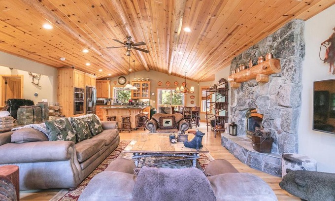 Carnelian Bay House | Secret Garden Lodge - 4BR Walking Distance to the Lake, Hot Tub, Close to Ski Resorts!