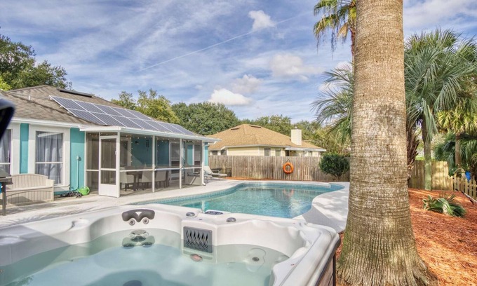 Arlington House | ~Secret Oasis Sleeps 8 Heated Pool & Spa~