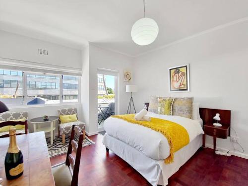 Three Anchor Bay Apartment | Secure, Close to Beaches, Promenade & Free Wi-Fi!