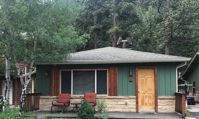 Estes Park Cottage | Seeking a cozy escape in the heart of the Rockies? Look no further!