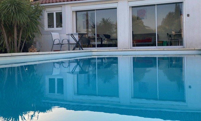 Saint-Mitre-les-Remparts House | Self-catering T1 vacation rental with swimming pool