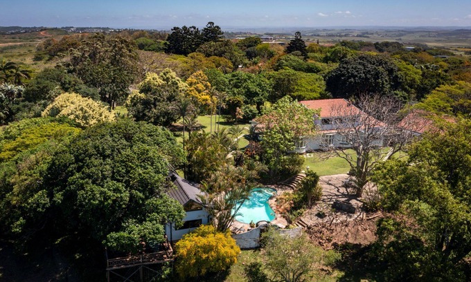 Umhlali Cottage | Self catering cottage en route to Game reserves set on an old leafy green farm.