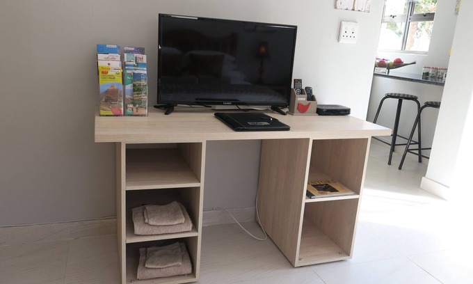 Eversdal Cottage | Self-catering, spacious Bachelors flat, WiFi, DSTV, garden-patio, secure parking