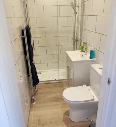 Caversham Apartment | Self Check-in Micro Studio for max 2 guests in Central location RG4 with your own Kitchenette Bathroom Parking and Shared Garden