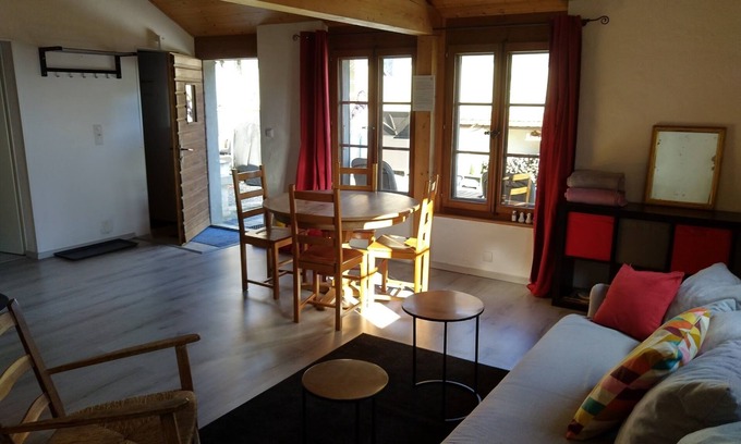 Cully House | self-contained with kitchen, terrace, 5 min from lake, station and shops