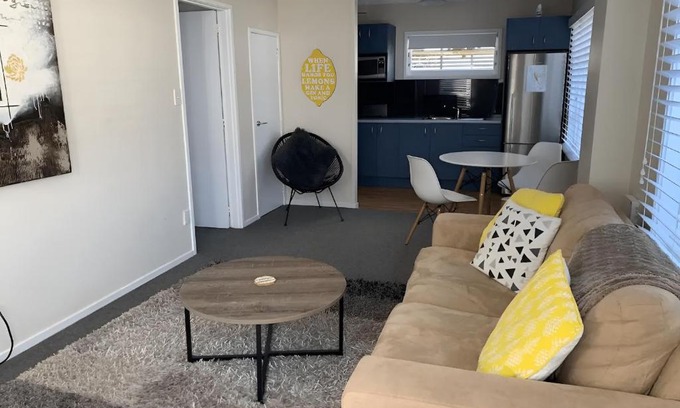Auckland Apartment | Self contained flat, 5 minutes drive to the beach.