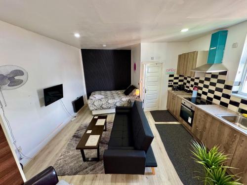 Stirchley House | Self-Contained Studio with kitchen & bathroom - Warm Welcome Inn , Stirchley