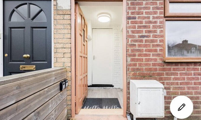 Dudden Hill Apartment | Self contained studio with separate living area