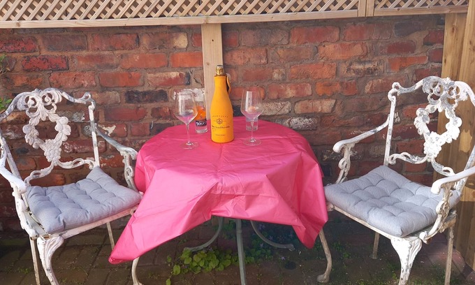 Hoylake Apartment | Self-contained Stunning Annex/cottage, with parking + a south west courtyard.