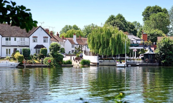 Old Windsor Boat Rental | Self Drive Narrowboat on the Thames, Windsor, Runnymede. Romantic Retreat!