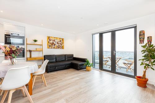 Wandsworth Apartment | Sensational 2BR wViews & Balcony in Wandsworth