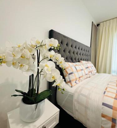 Wharewaka House | Separate entry room with share bathroom