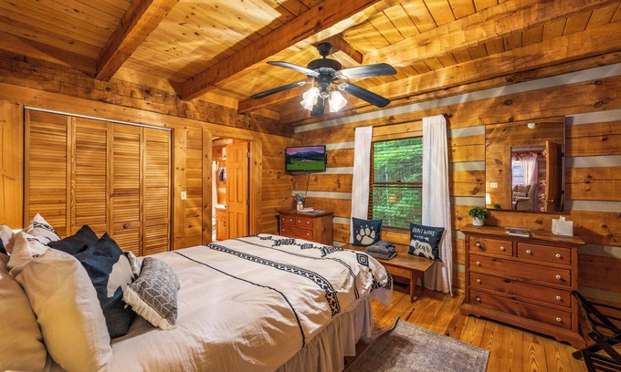 Gatlinburg - Pigeon Forge Apartment | Sept Special Peaceful Mt Views Fishing Pond Pool