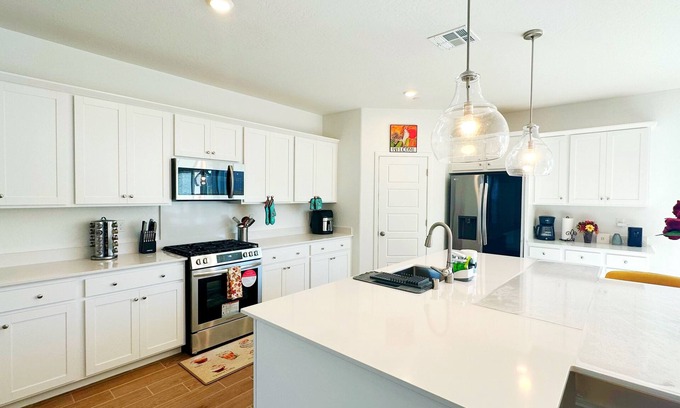 Visalia House | Sequoia Riverway Retreat, Visalia Central Home 4BR, 2.5 BTH. 45 mins to Sequoia
