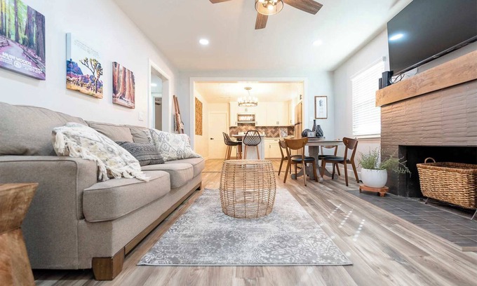Exeter House | Sequoia Sunrise: DT duplex w/firepit&patio
