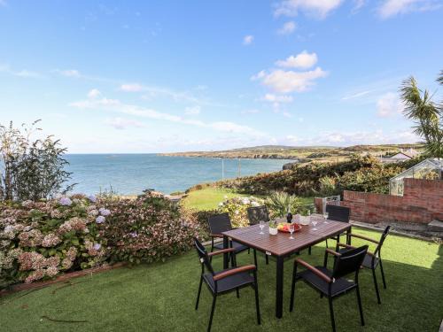 Amlwch House | Ser a Mor Stars and Sea