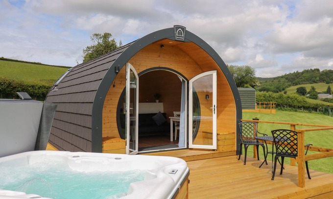 Llandrindod Wells Cottage | SEREN, romantic, with hot tub in Llandrindod Wells