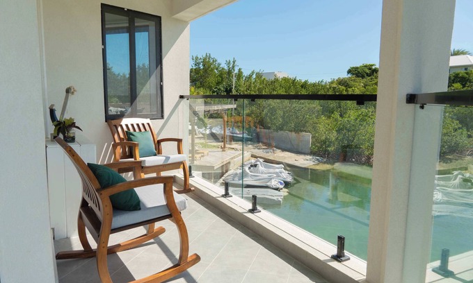 Discovery Bay Villa | Serene Canalfront Stay | Private Balcony | Hammock