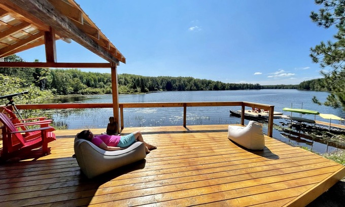 Hastings Highlands Cottage | Serendipity Lodge - 4 bed, lakefront, near Algonquin. Hot Tub and Sauna!