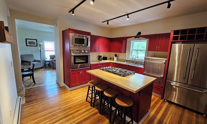 North Vassalboro Apartment | Serene 2-3-bedroom apartment in Vassalboro. Fully furnished