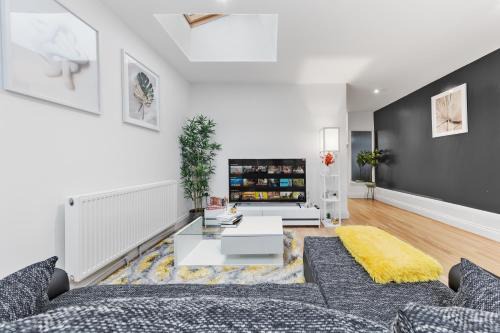 Peckham Apartment | Serene 2-Bed London Escape with Garden & Parking- Central Vibes, Suburban calm-Book Instantly & Save on Long Stays!