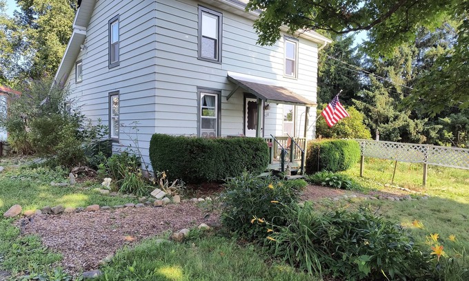 Newfield House | Serene 3 bdrm country home & gardens w/WiFi 20 min from Commons/IC/Cornell