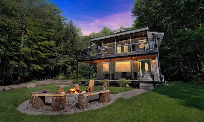 North Woodstock Ski Chalet | Serene 6-Bedroom Mountainside Chalet Retreat w/EV Charging