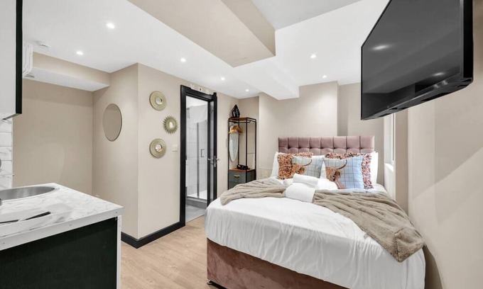 Shacklewell Apartment | Serene Bliss: Perfect Studio For 2