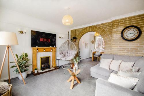 Rotherham House | Serene Boho Retreat: White Oak Charm House 7ppl