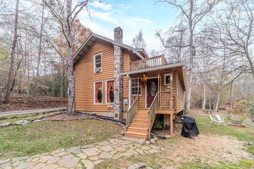 Helen House | Serene Cabin with Hot-Tub in Cleveland, Georgia