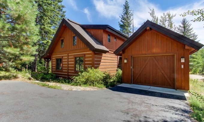 Tamarack Ski Chalet | Serene Chalet|Private Hot Tub|Wood Fireplace